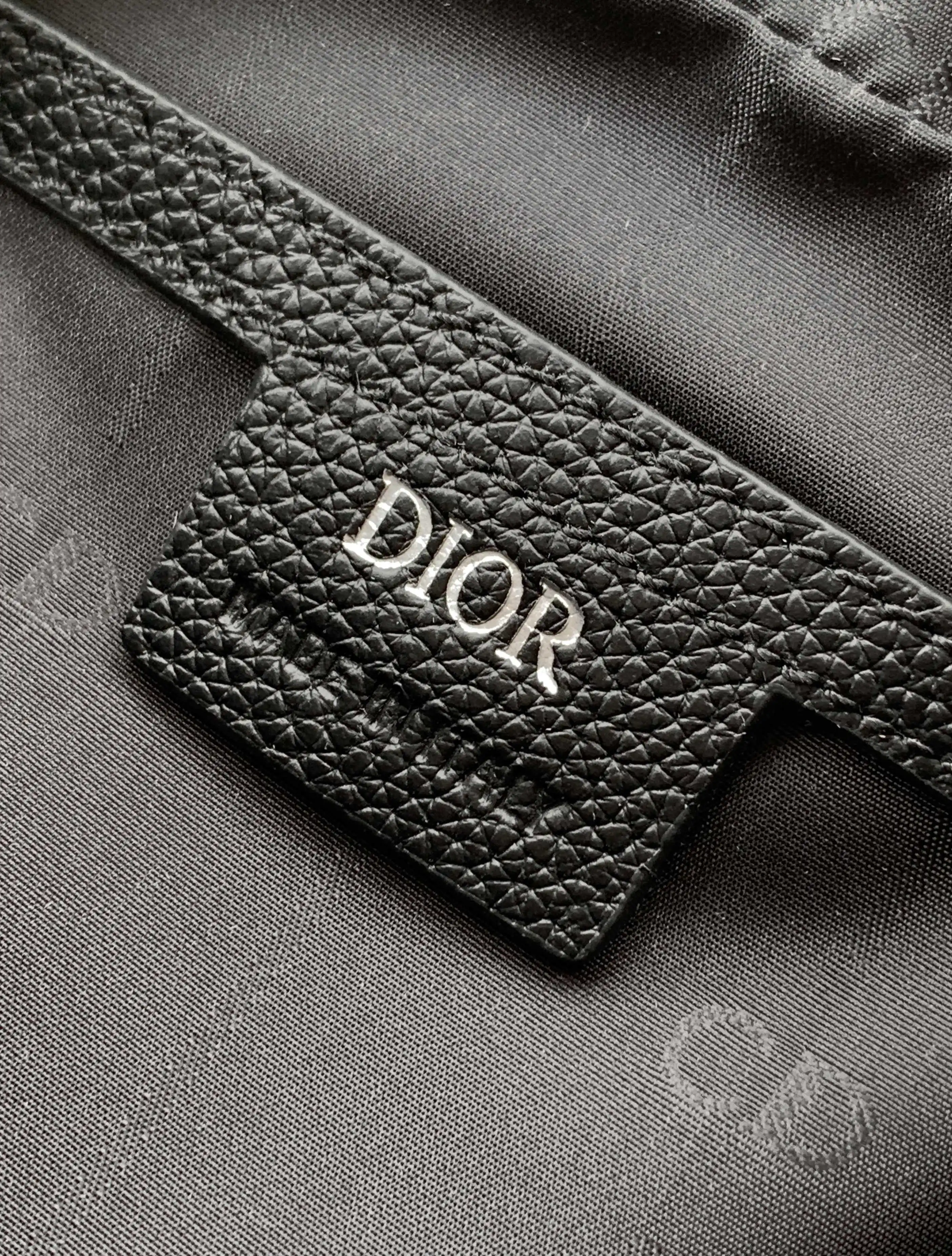Dior CD Icon Zipped Messenger Bag, New from the Winter 2025 Men s Collection - Detail view 5