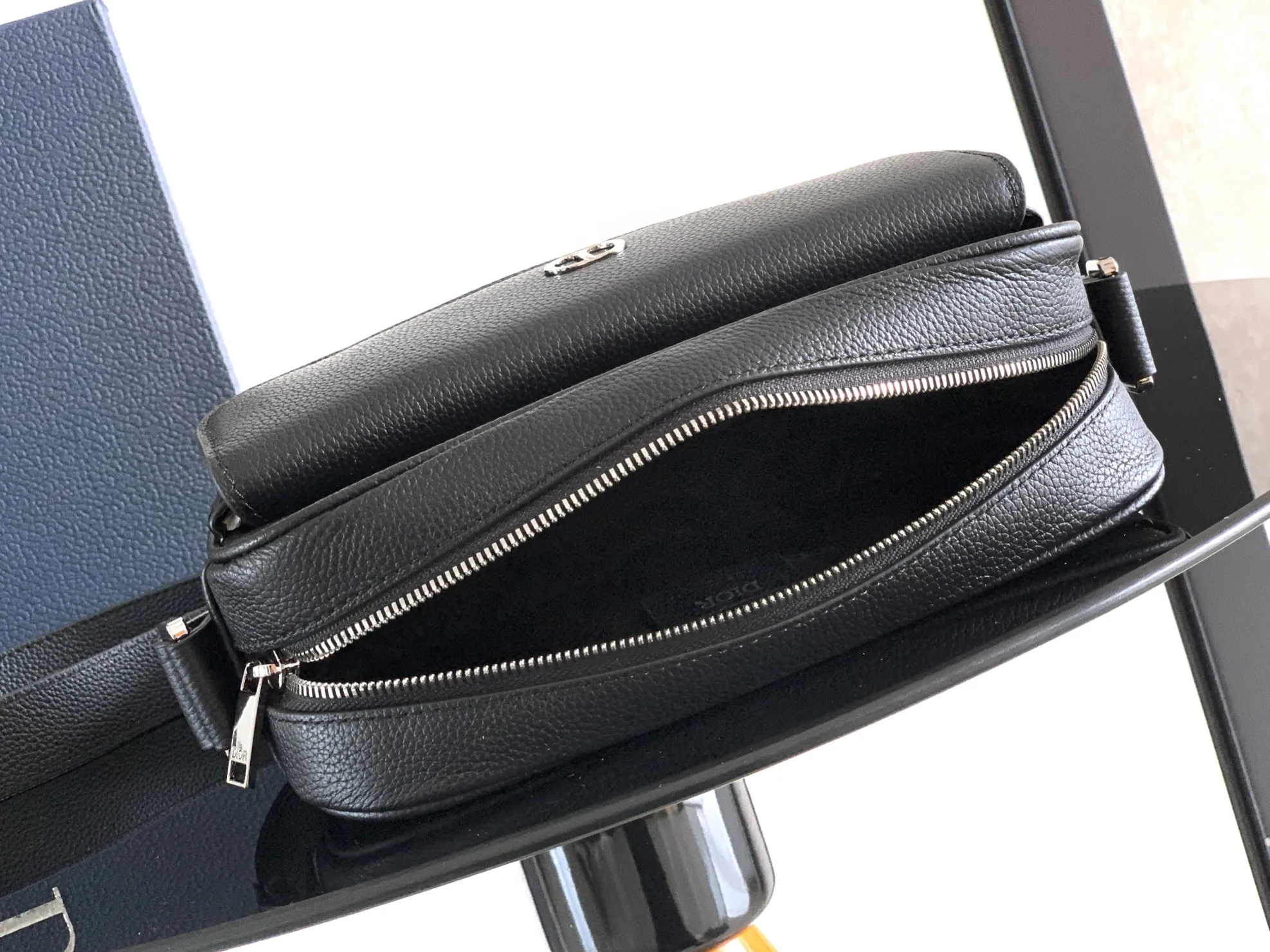Dior CD Icon Zipped Messenger Bag, New from the Winter 2025 Men s Collection - Detail view 6