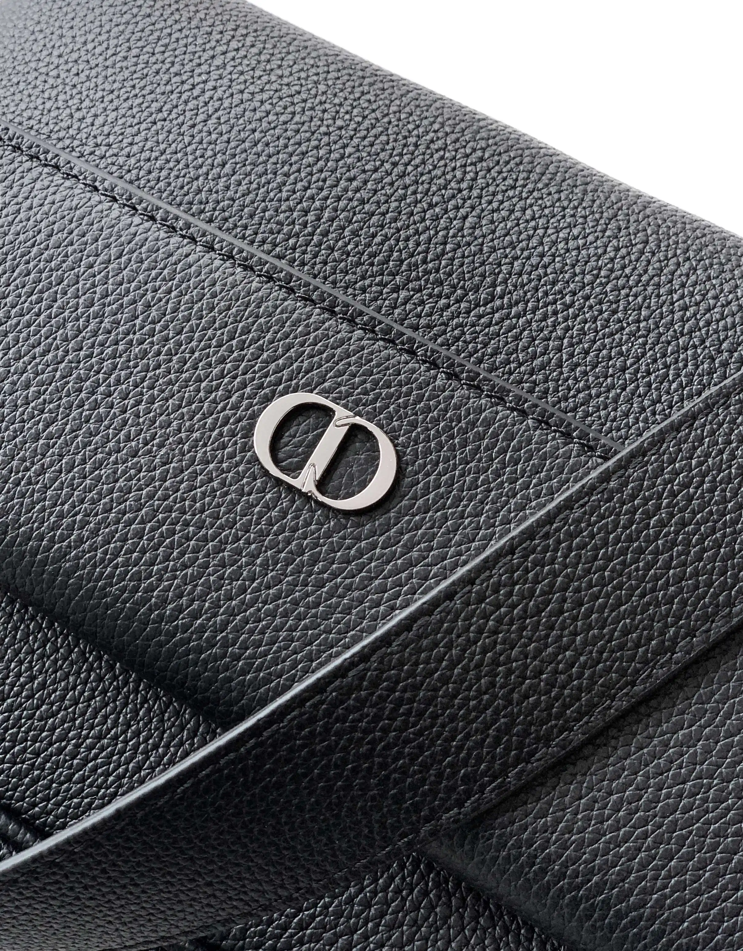 Dior CD Icon Zipped Messenger Bag, New from the Winter 2025 Men s Collection - Detail view 9