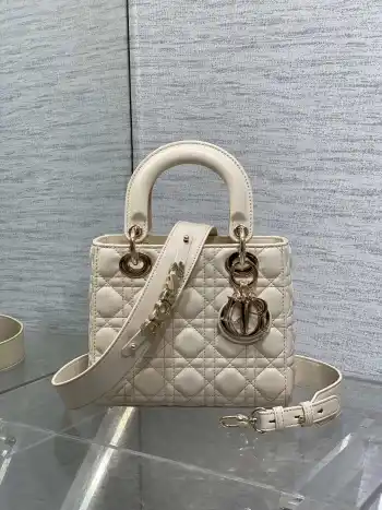Top-tier original factory Lady Dior four-grid series, a classic bag shape that is sweet yet elegant. Newest colors for spring and summer, a fresh and lovely style  , paired with the latest lettered shoulder strap   for extra points. Six letters are includ