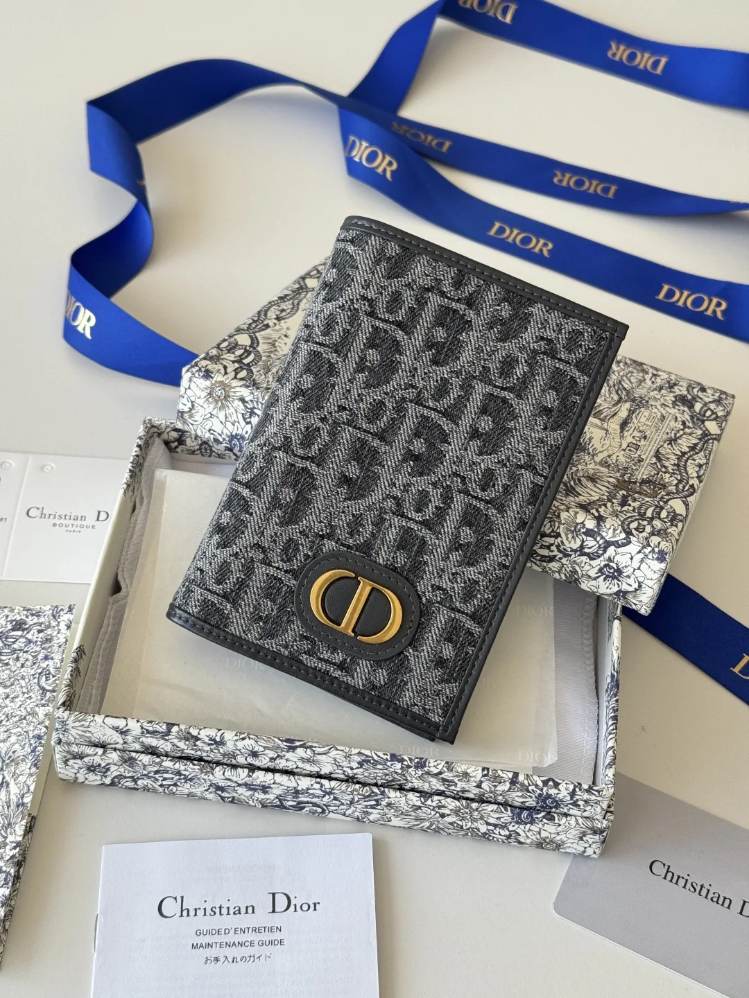 Dior S2353 Oblique Print Embossed Logo Bifold Passport Holder - Detail view 2