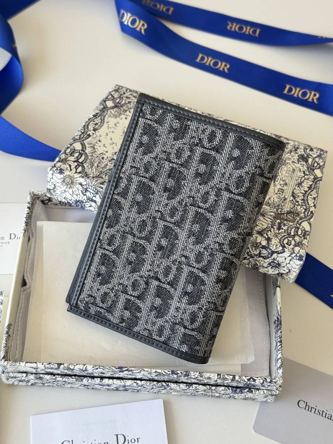Dior S2353 Oblique Print Embossed Logo Bifold Passport Holder - Detail view 3