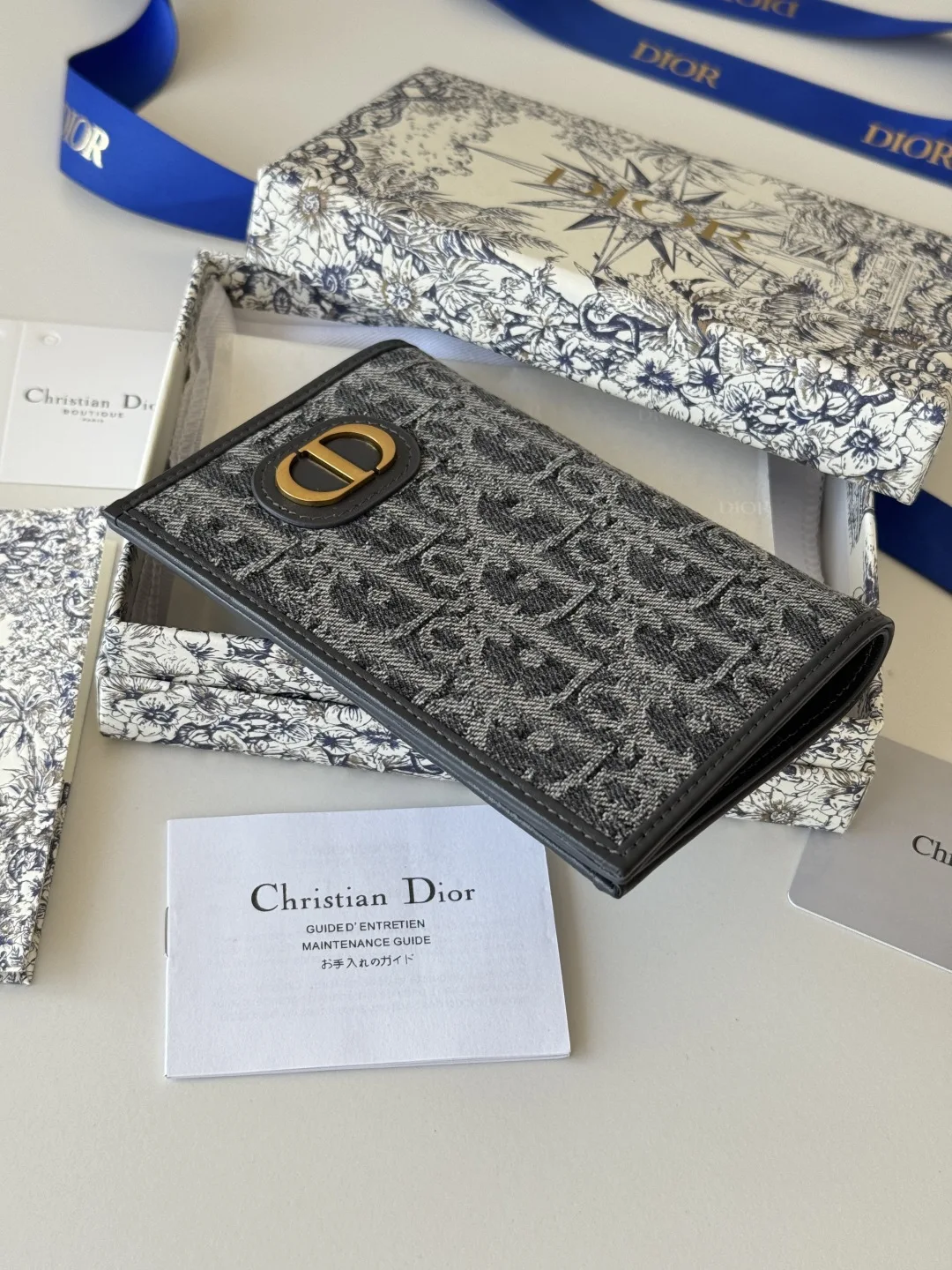 Dior S2353 Oblique Print Embossed Logo Bifold Passport Holder - Detail view 4