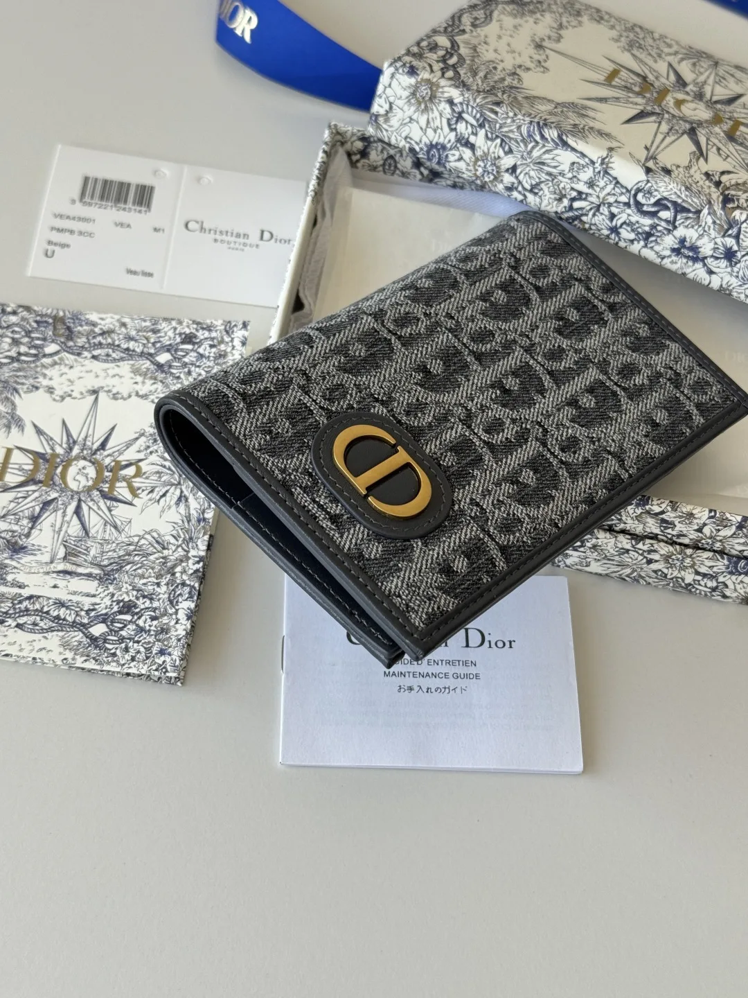 Dior S2353 Oblique Print Embossed Logo Bifold Passport Holder - Detail view 5