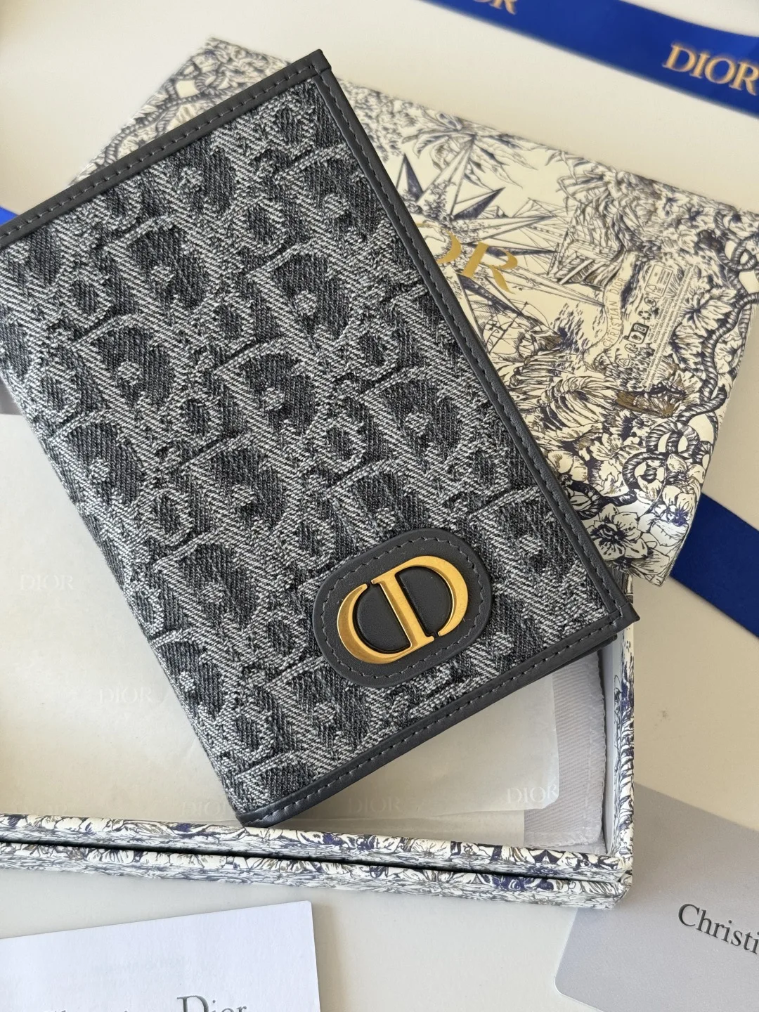 Dior S2353 Oblique Print Embossed Logo Bifold Passport Holder - Detail view 7