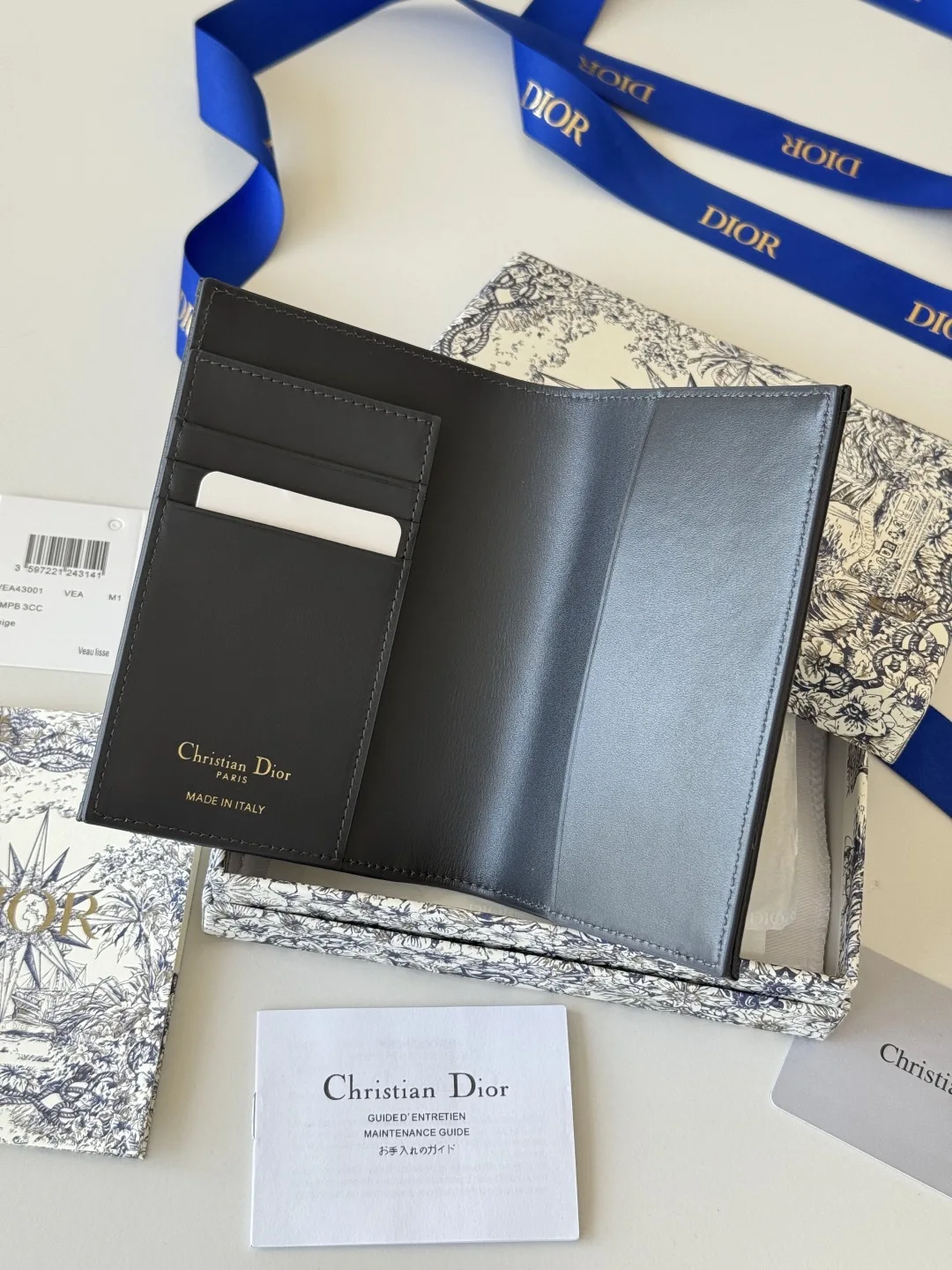 Dior S2353 Oblique Print Embossed Logo Bifold Passport Holder - Detail view 8