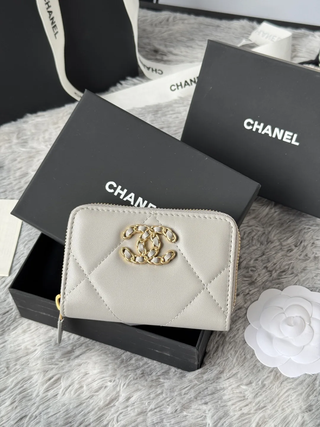 Chanel AP0949 Diamond Quilted Small Zip Coin Purse - Detail view 2