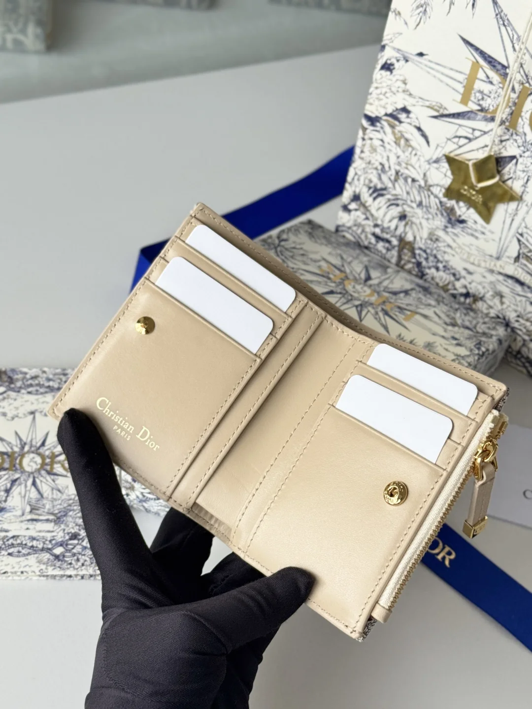 Dior S2197UBHZ_M928 Dior Caro Dahlia Wallet - Detail view 8
