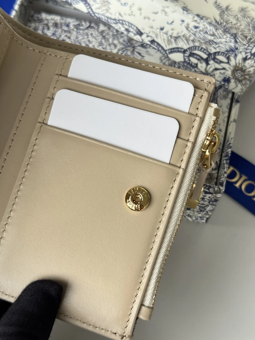 Dior S2197UBHZ_M928 Dior Caro Dahlia Wallet - Detail view 10