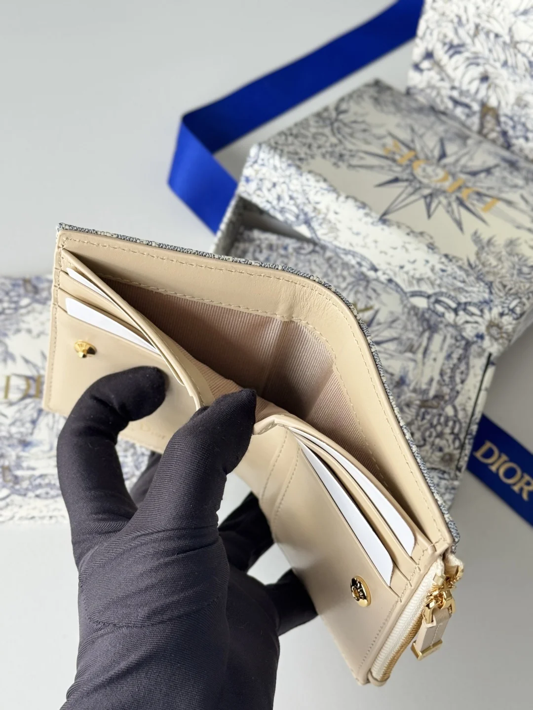 Dior S2197UBHZ_M928 Dior Caro Dahlia Wallet - Detail view 11