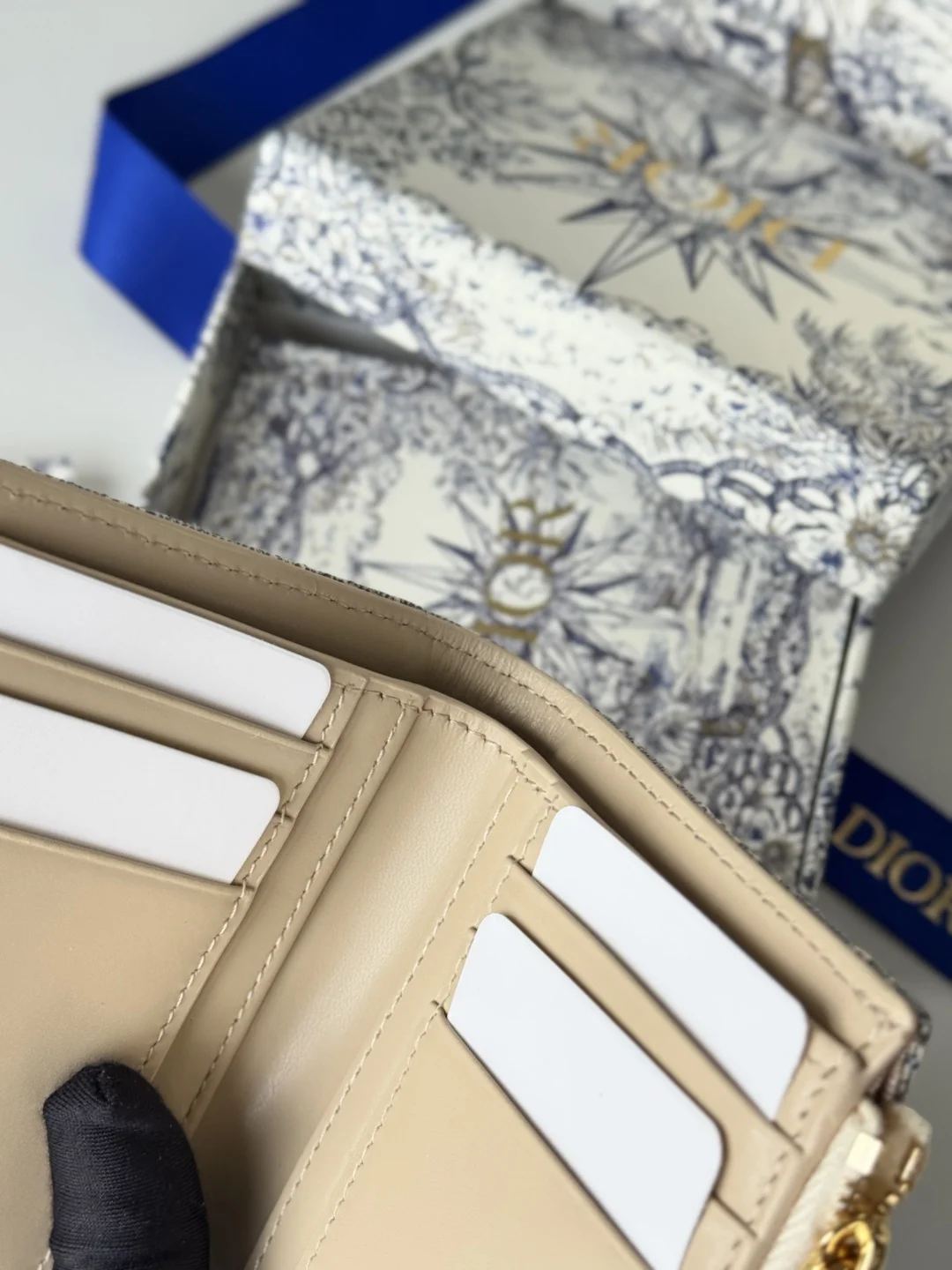 Dior S2197UBHZ_M928 Dior Caro Dahlia Wallet - Detail view 12