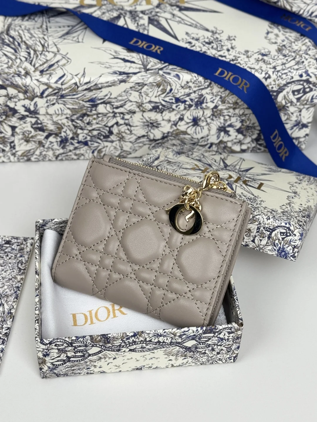 Dior S6037UBHZ_M928 Caro Dahlia Lambskin Card Holder Wallet - Detail view 2