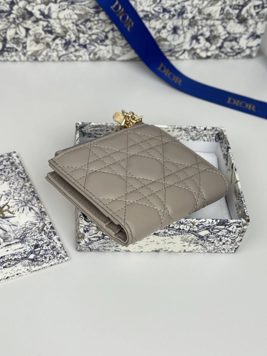 Dior S6037UBHZ_M928 Caro Dahlia Lambskin Card Holder Wallet - Detail view 3