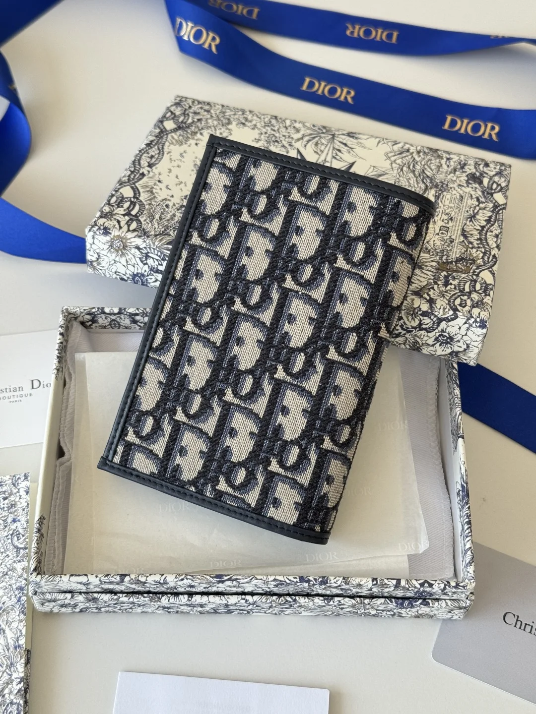 Dior S2353 Oblique Print Embossed Logo Bifold Passport Holder - Detail view 3