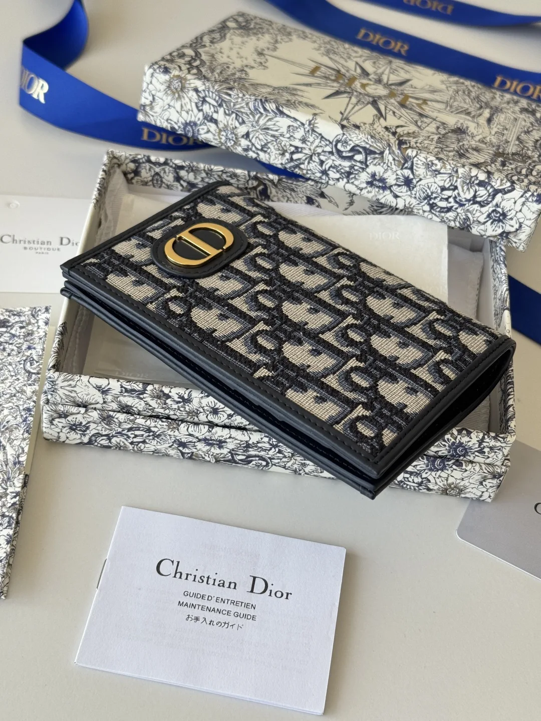 Dior S2353 Oblique Print Embossed Logo Bifold Passport Holder - Detail view 4