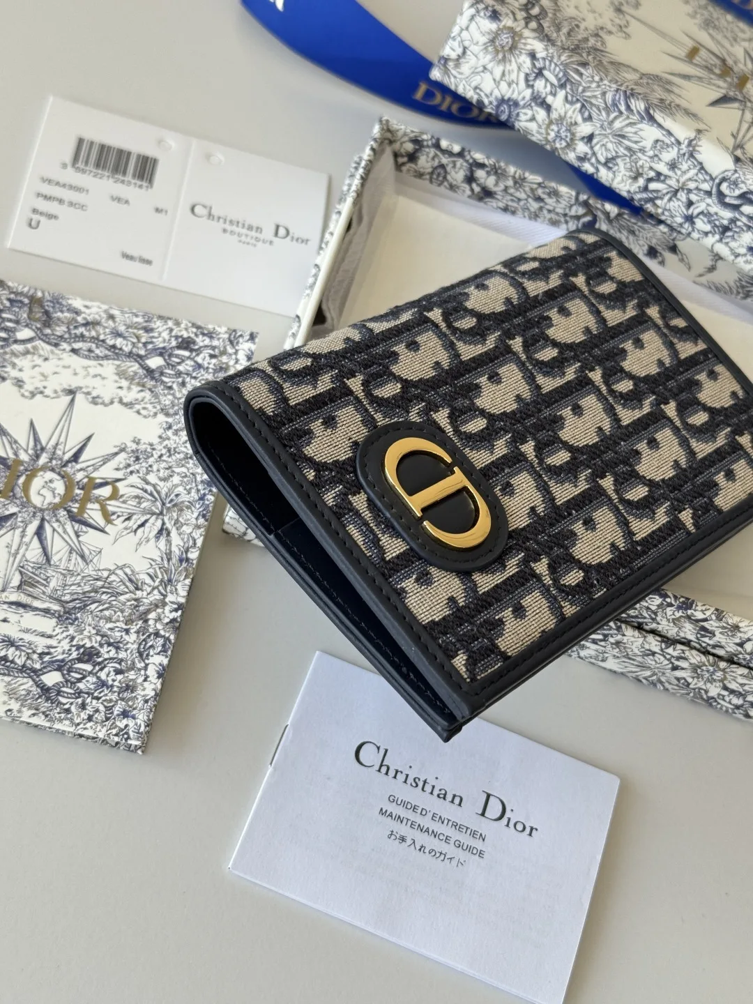 Dior S2353 Oblique Print Embossed Logo Bifold Passport Holder - Detail view 5
