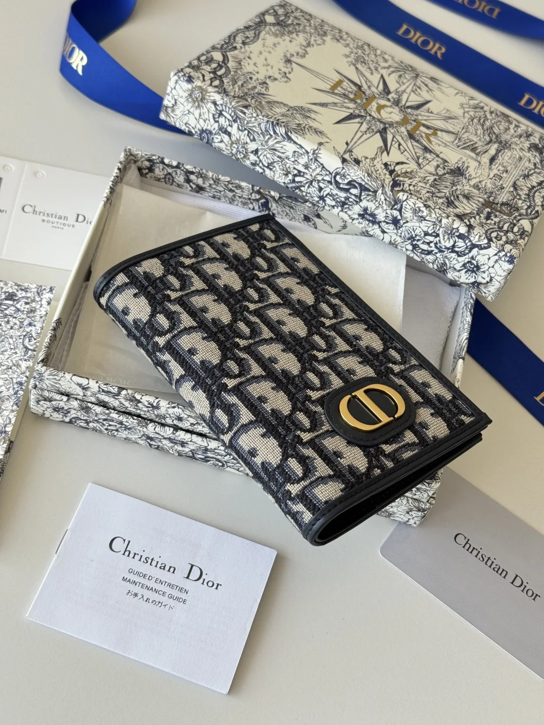 Dior S2353 Oblique Print Embossed Logo Bifold Passport Holder - Detail view 6