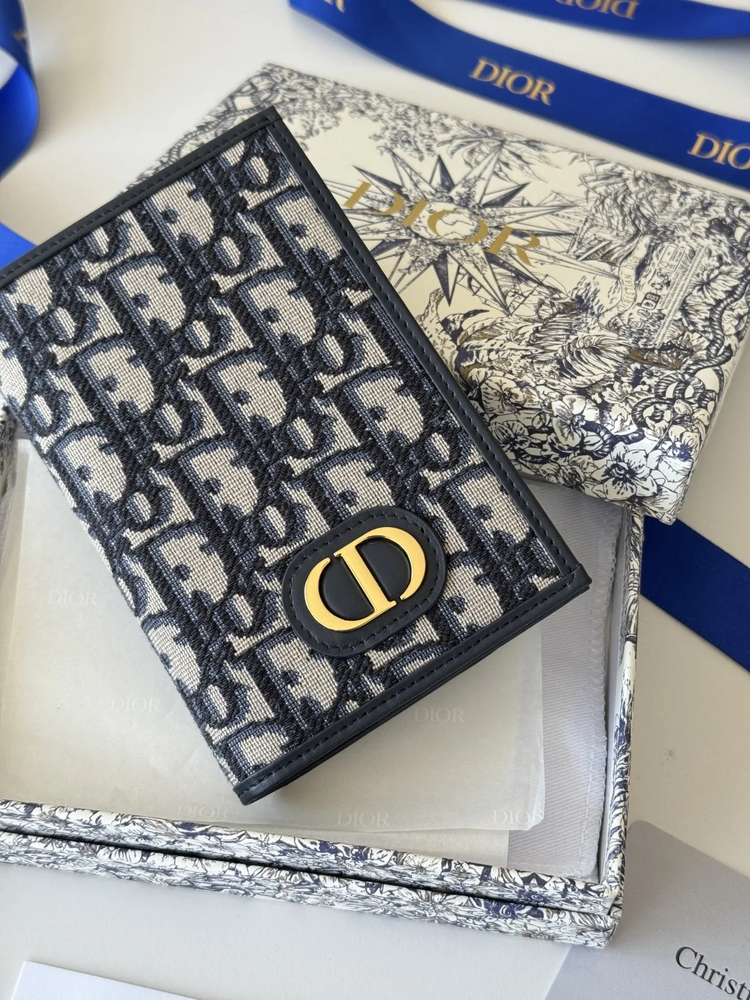 Dior S2353 Oblique Print Embossed Logo Bifold Passport Holder - Detail view 7