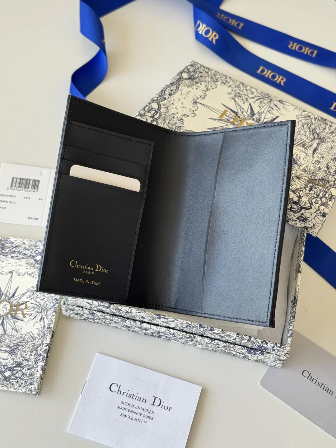 Dior S2353 Oblique Print Embossed Logo Bifold Passport Holder - Detail view 8