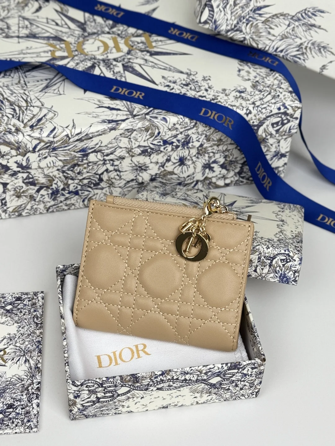 Dior S6037UBHZ_M928 Caro Dahlia Lambskin Card Holder Wallet - Detail view 2