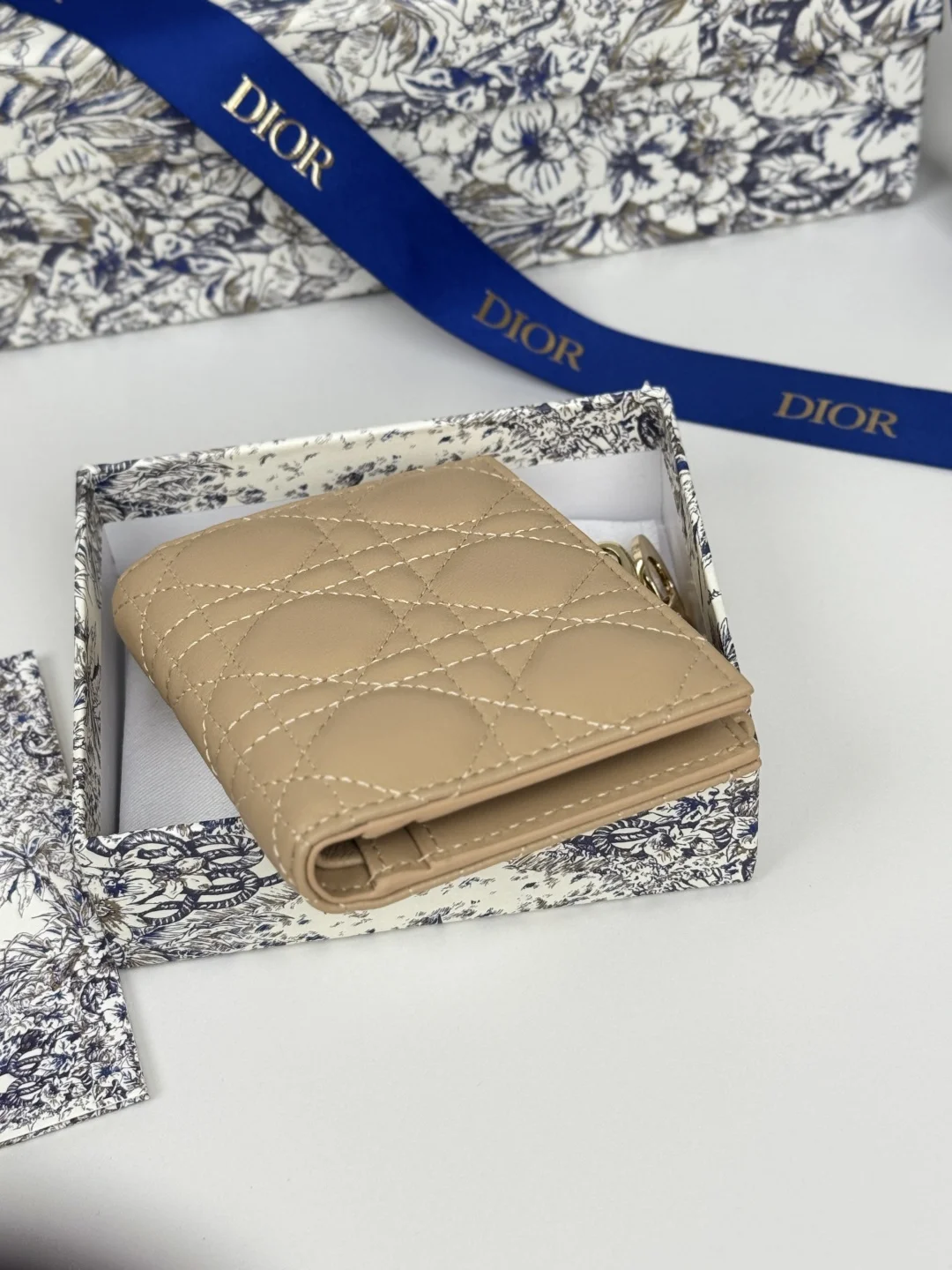 Dior S6037UBHZ_M928 Caro Dahlia Lambskin Card Holder Wallet - Detail view 5