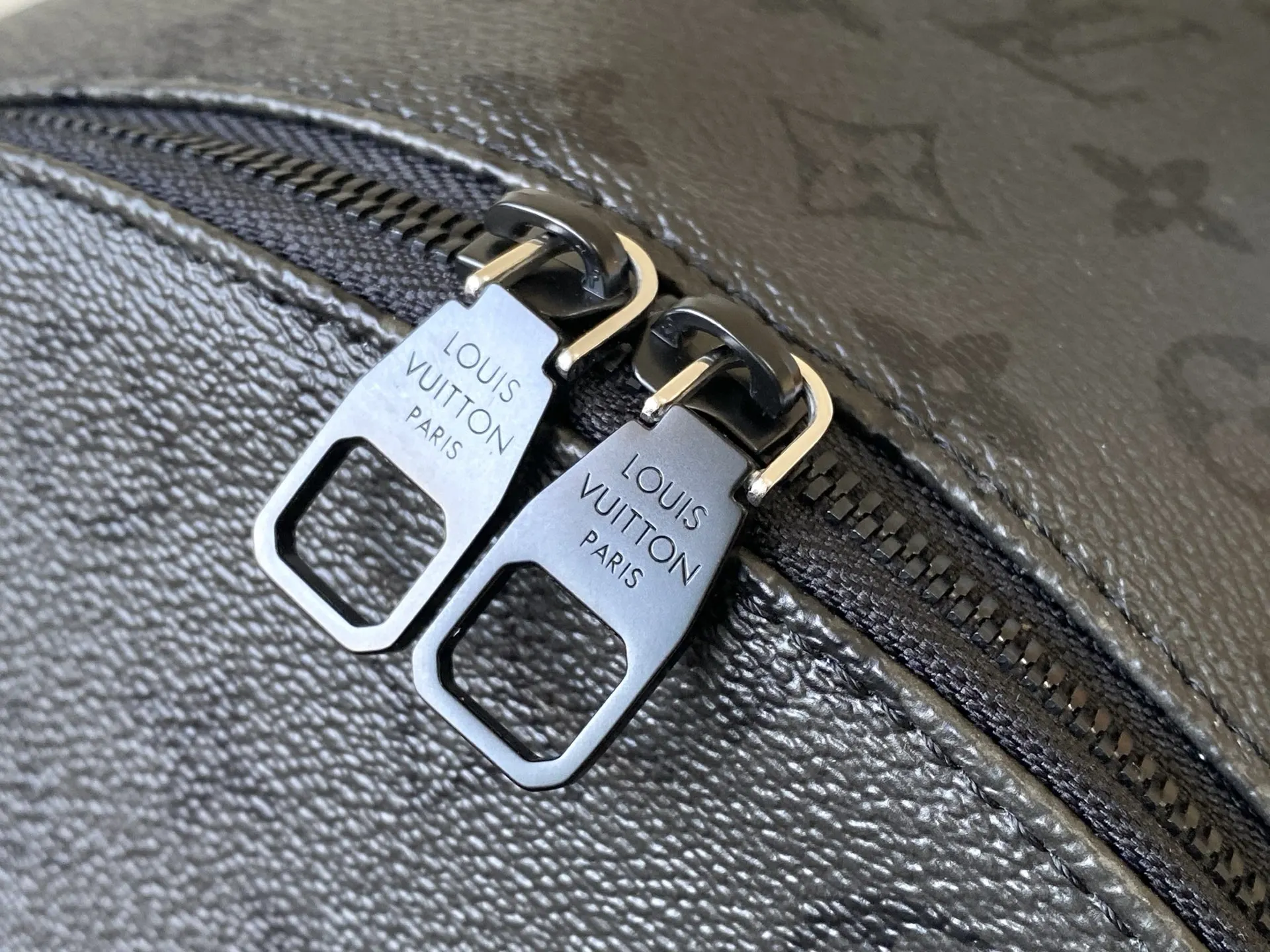 Louis Vuitton M26765 Discovery Backpack - Detail view 5