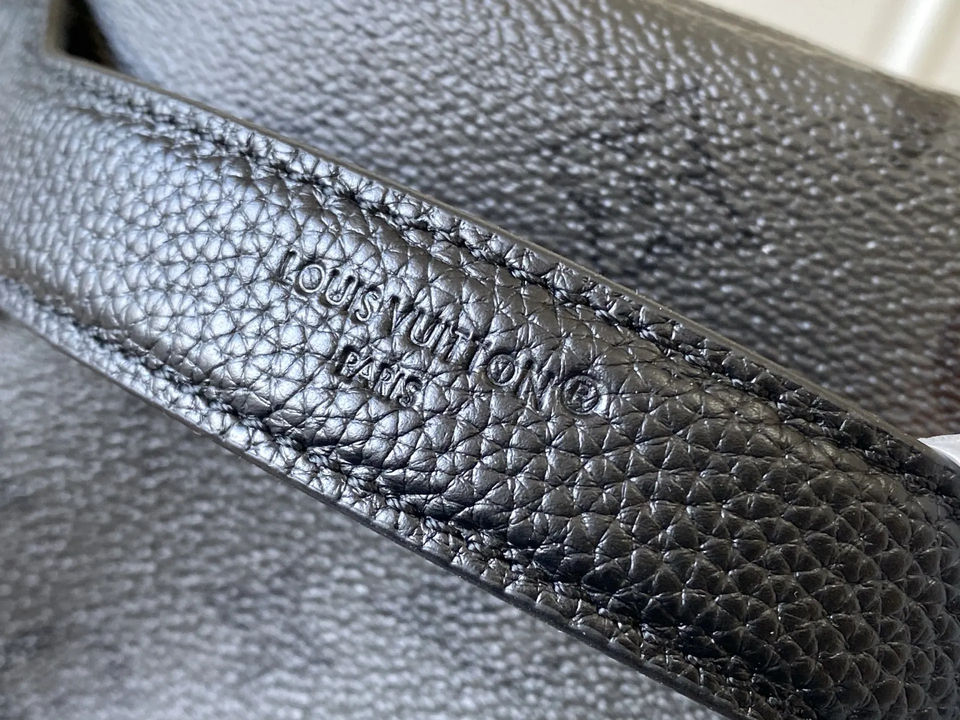 Louis Vuitton M26765 Discovery Backpack - Detail view 6