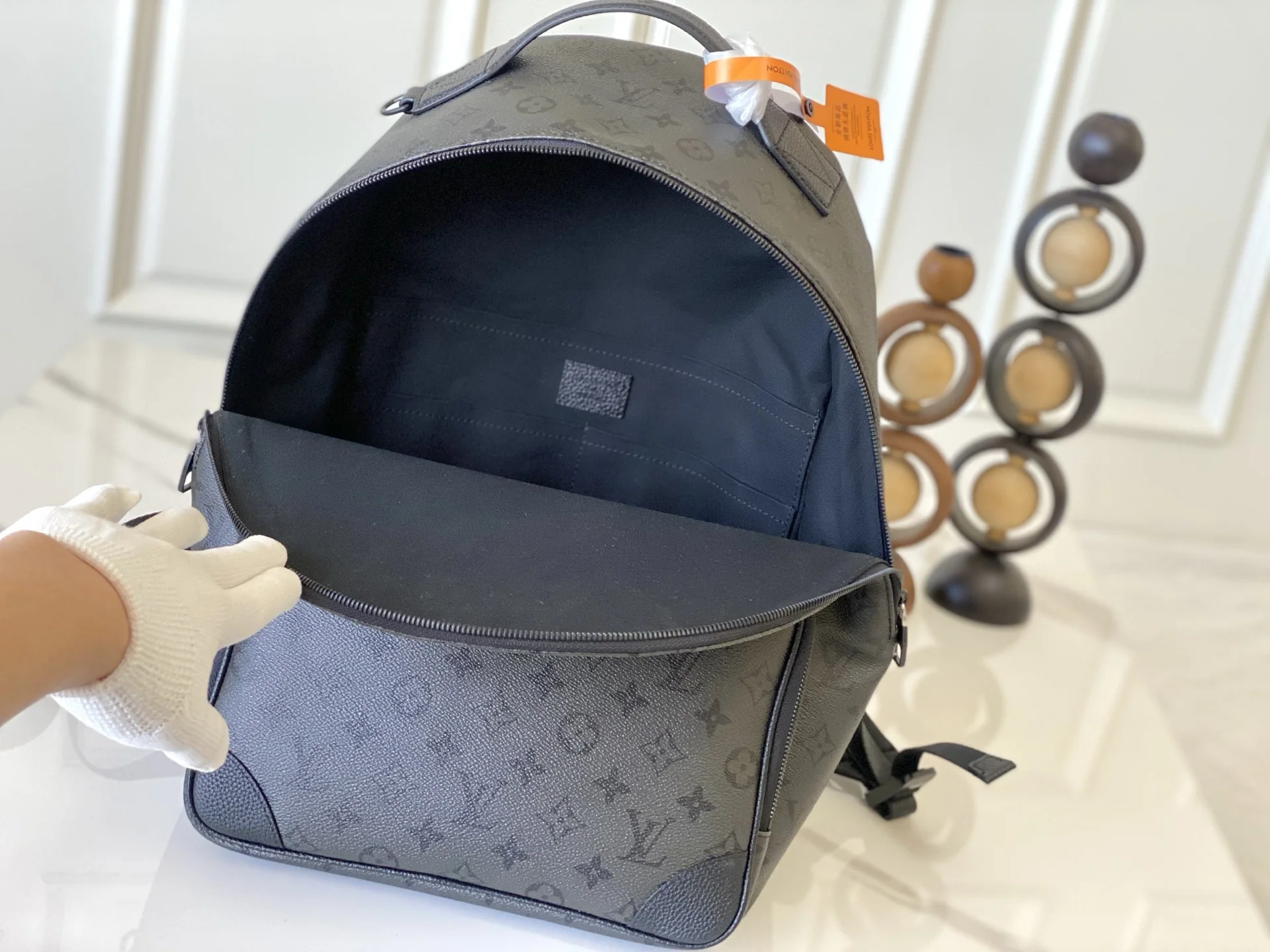 Louis Vuitton M26765 Discovery Backpack - Detail view 8