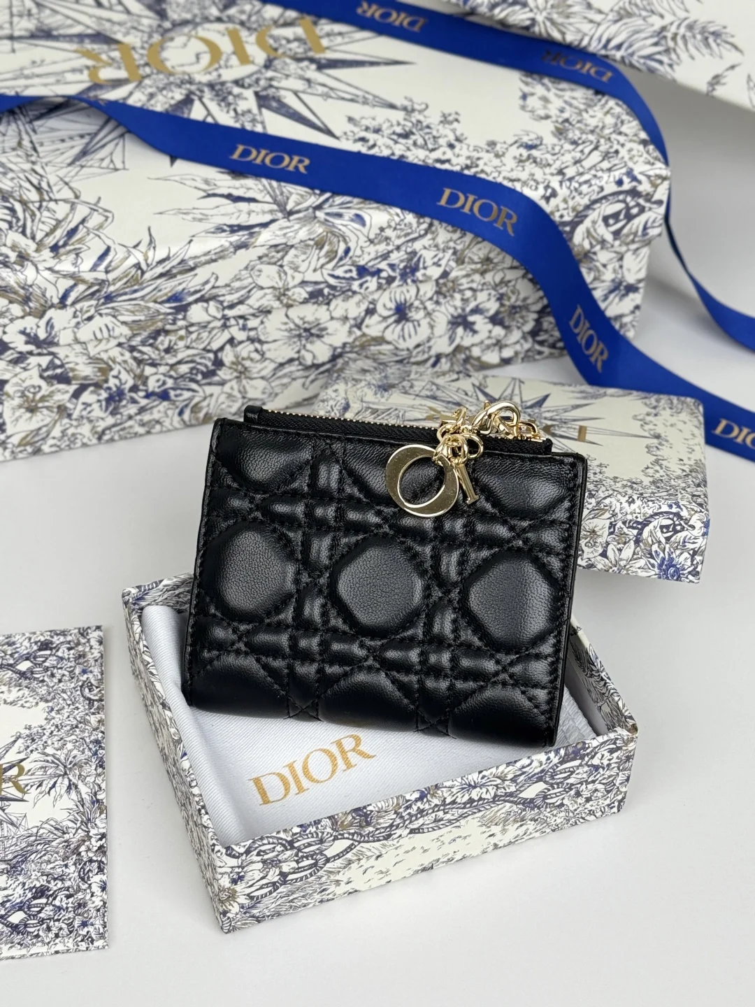 Dior S6037UBHZ_M928 Caro Dahlia Lambskin Card Holder Wallet - Detail view 2