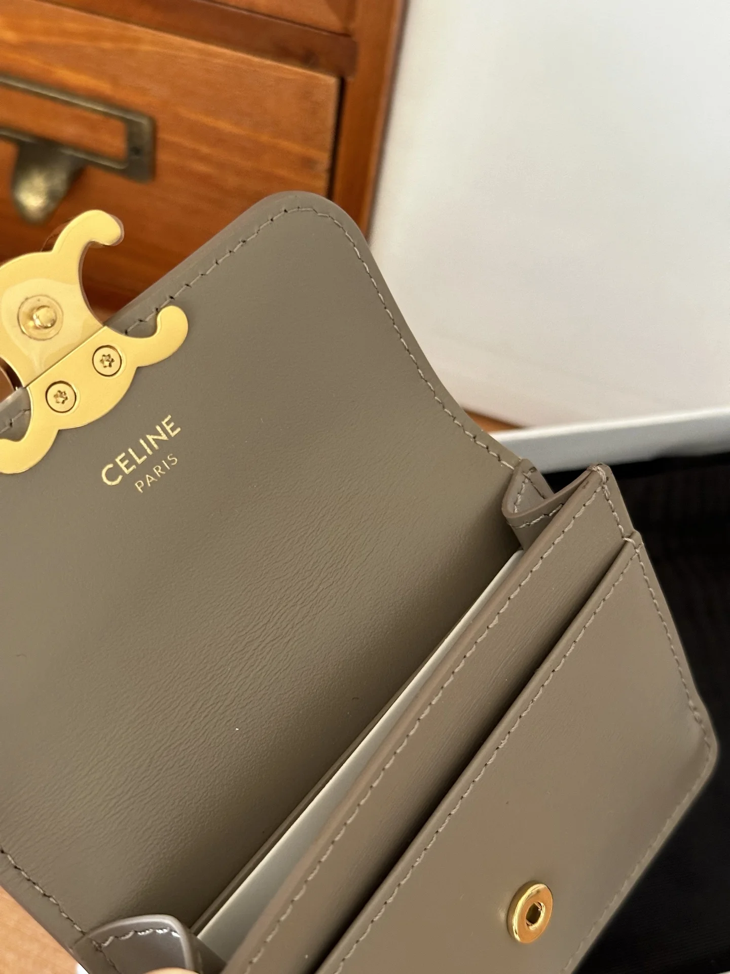 Celine 10I5834 TRIOMPHE Shiny Calfskin Flap Card Holder - Detail view 5
