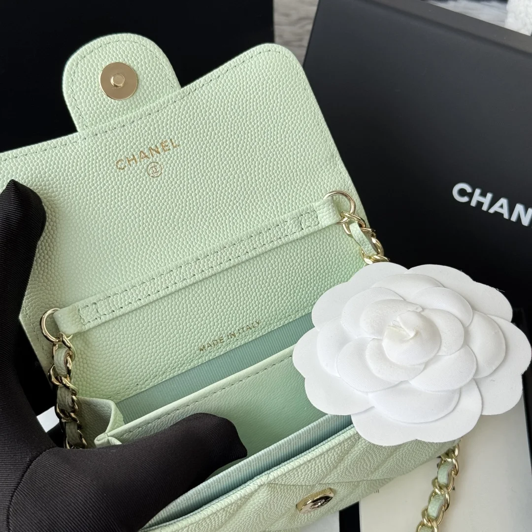 Chanel 0238 SS19 Magnetic Snap Chain Bag Small Chanel Chain Bag - Detail view 11