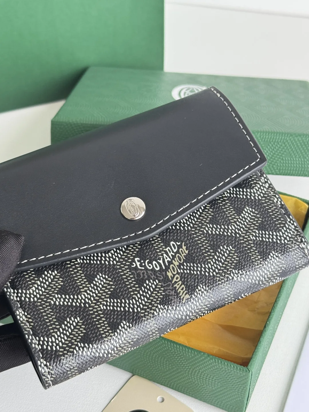 Goyard 3319 Saint-Gabriel Envelope Trifold Wallet - Detail view 7