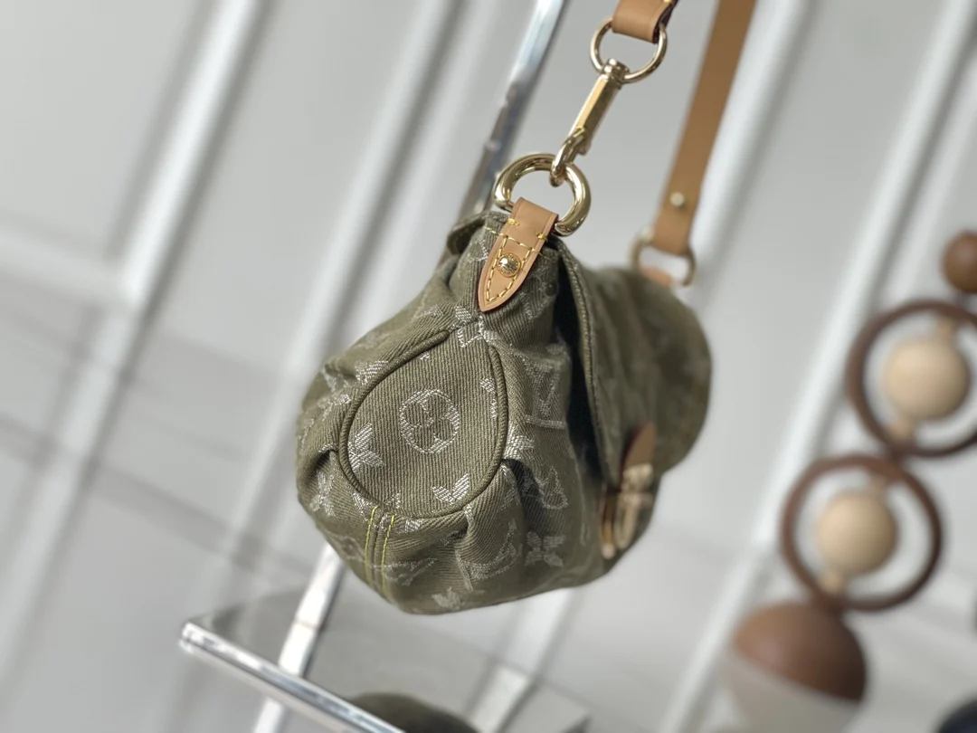 Louis Vuitton M95217 Celadon Denim Underarm Bag Vintage Denim Crossbody Bag Rare Vintage Denim Clutch - Detail view 2