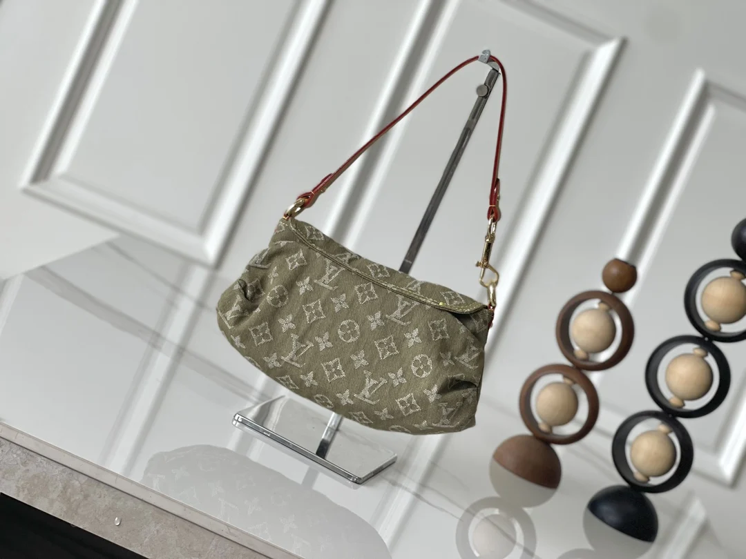 Louis Vuitton M95217 Celadon Denim Underarm Bag Vintage Denim Crossbody Bag Rare Vintage Denim Clutch - Detail view 3