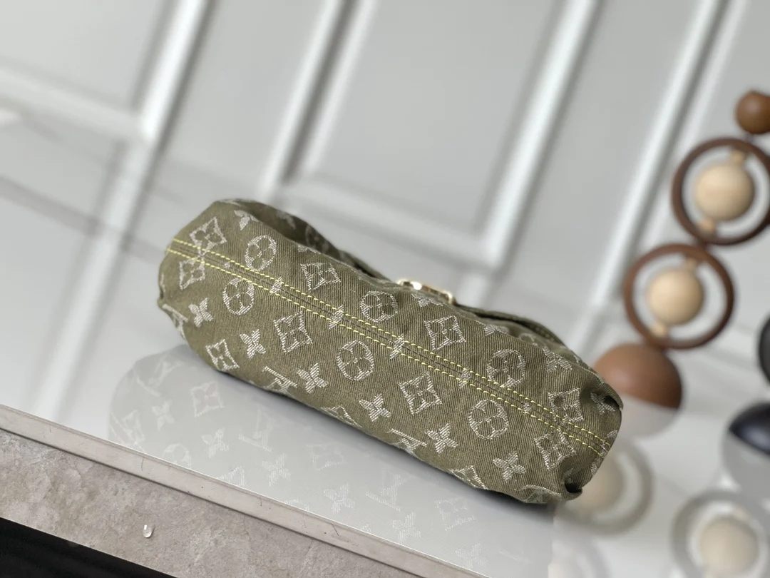 Louis Vuitton M95217 Celadon Denim Underarm Bag Vintage Denim Crossbody Bag Rare Vintage Denim Clutch - Detail view 4