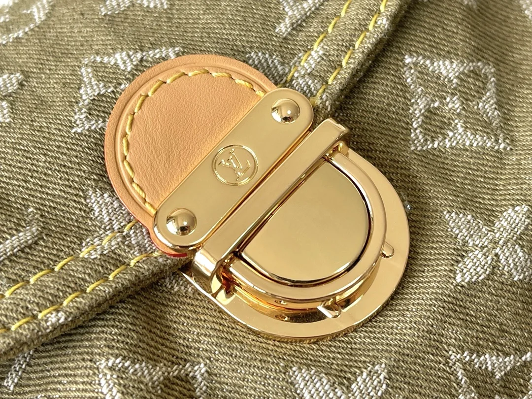 Louis Vuitton M95217 Celadon Denim Underarm Bag Vintage Denim Crossbody Bag Rare Vintage Denim Clutch - Detail view 5