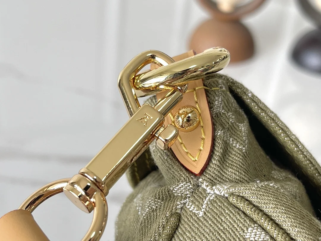 Louis Vuitton M95217 Celadon Denim Underarm Bag Vintage Denim Crossbody Bag Rare Vintage Denim Clutch - Detail view 6