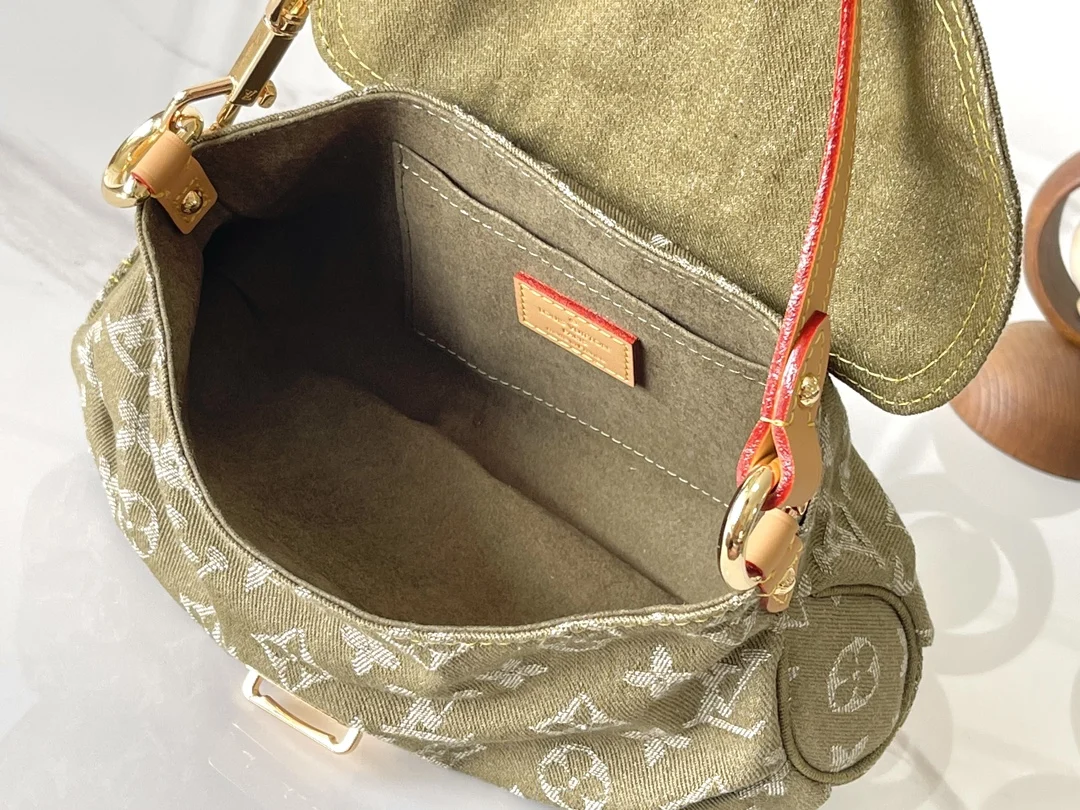Louis Vuitton M95217 Celadon Denim Underarm Bag Vintage Denim Crossbody Bag Rare Vintage Denim Clutch - Detail view 7