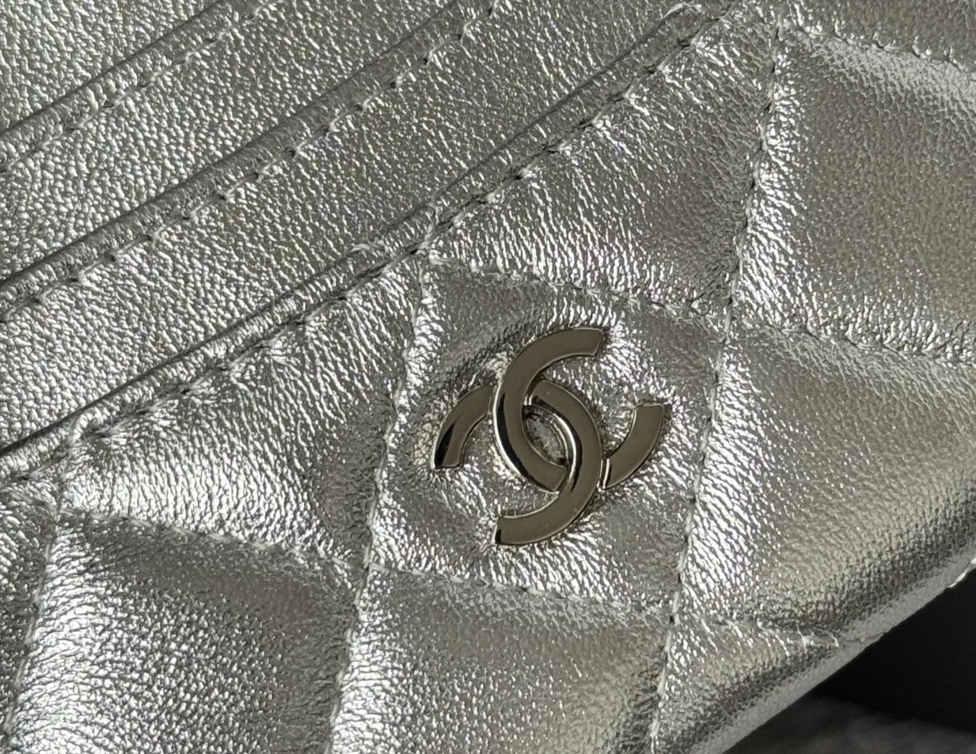 Chanel AP4472 2025 calfskin card holder - Detail view 6