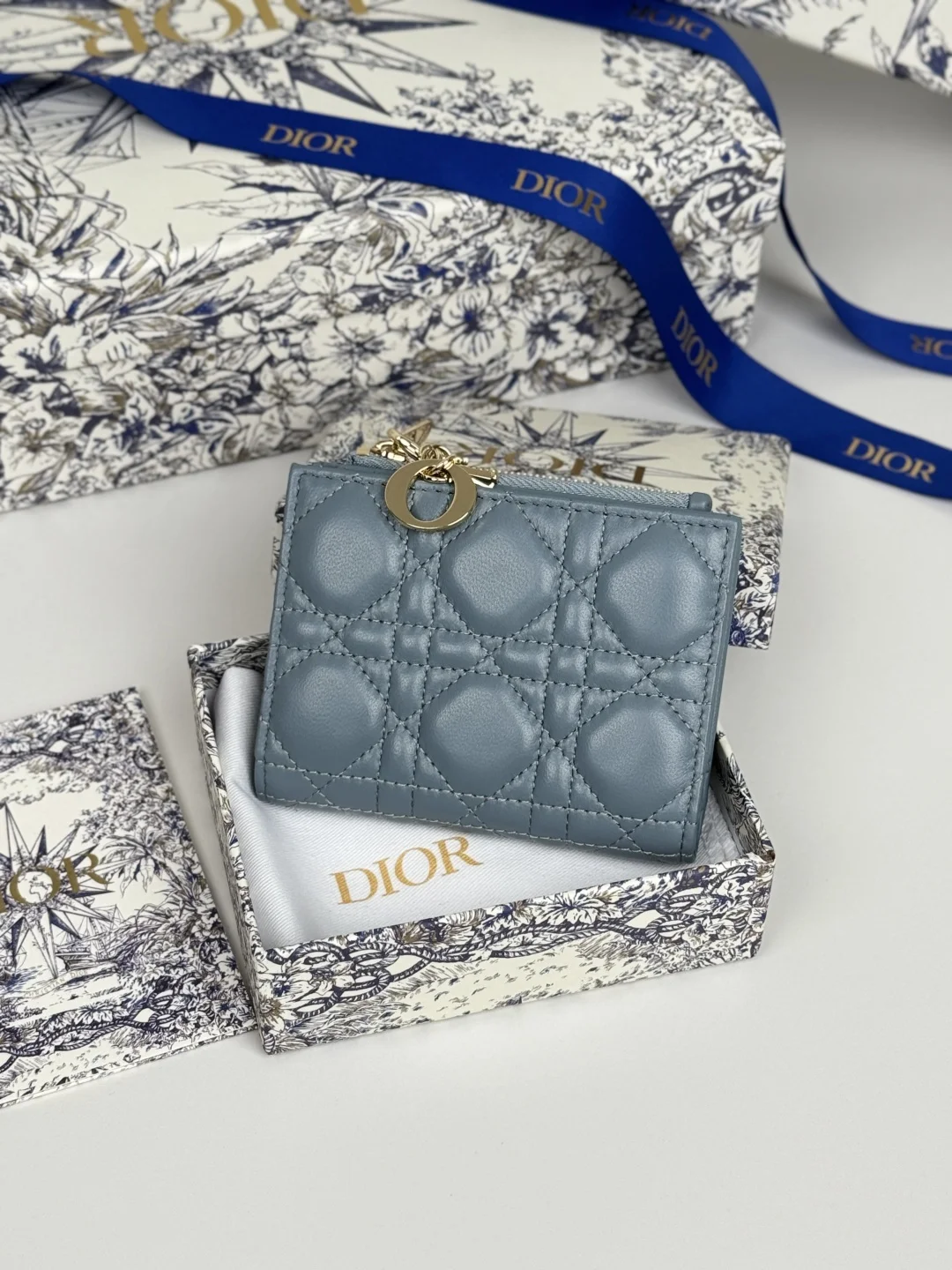 Dior S6037UBHZ_M928 Caro Dahlia Lambskin Card Holder Wallet - Detail view 1