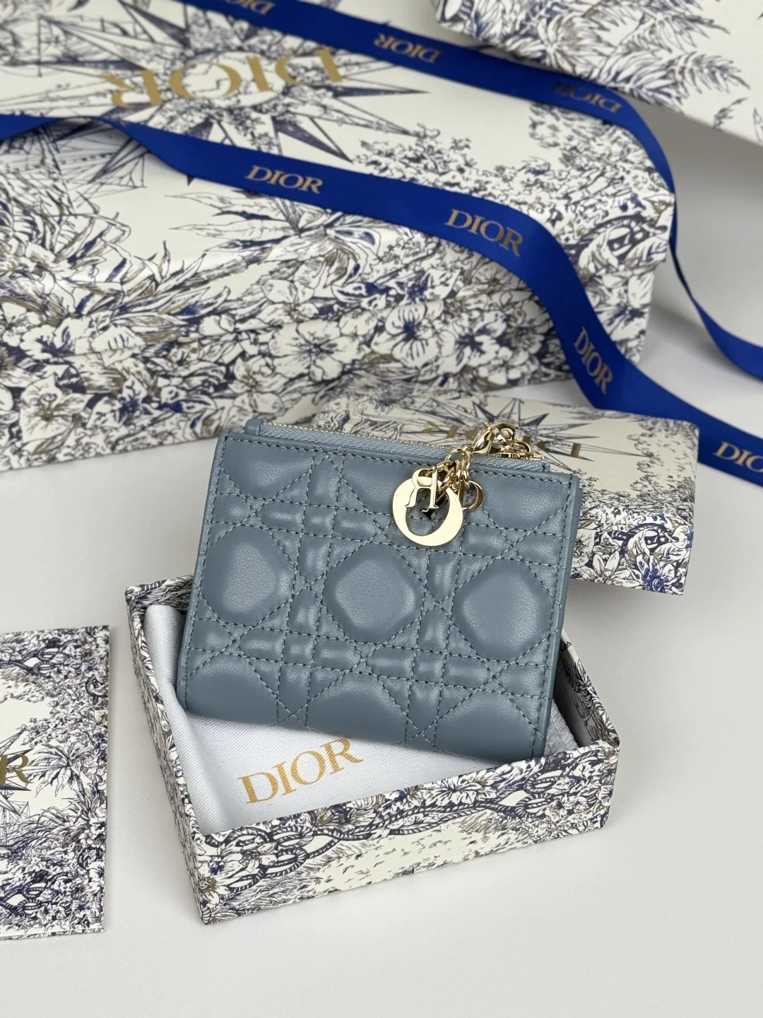 Dior S6037UBHZ_M928 Caro Dahlia Lambskin Card Holder Wallet - Detail view 2