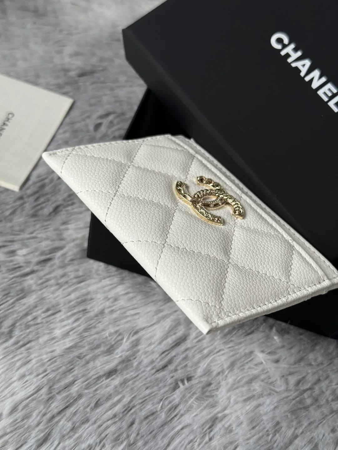 Chanel AP3048 22k embossed logo large double C card holder - Detail view 5
