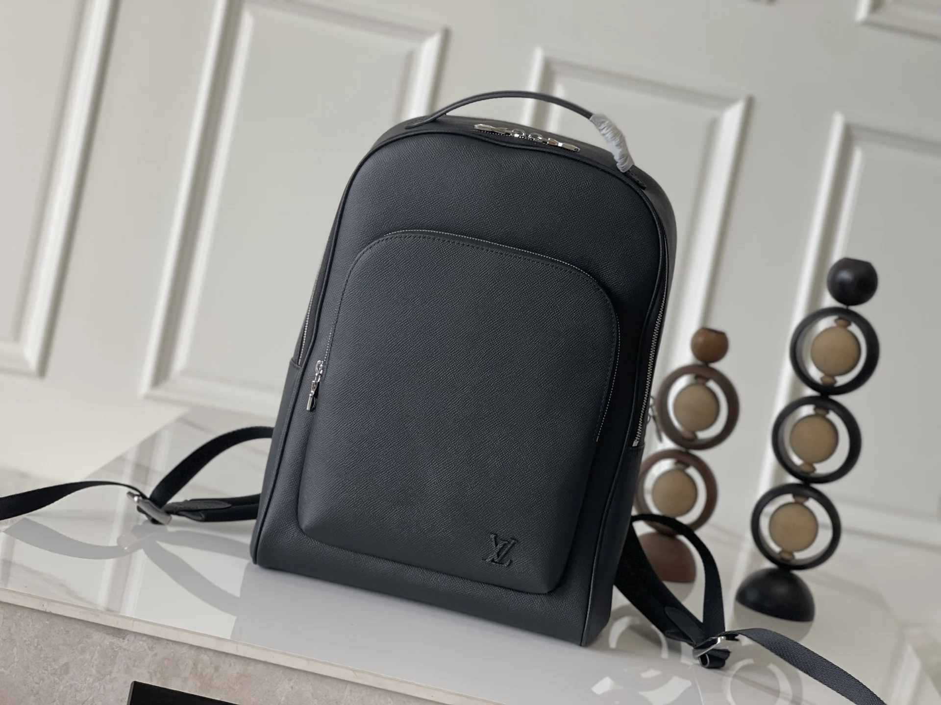 Louis Vuitton M30977 Taiga Leather Avenue Backpack