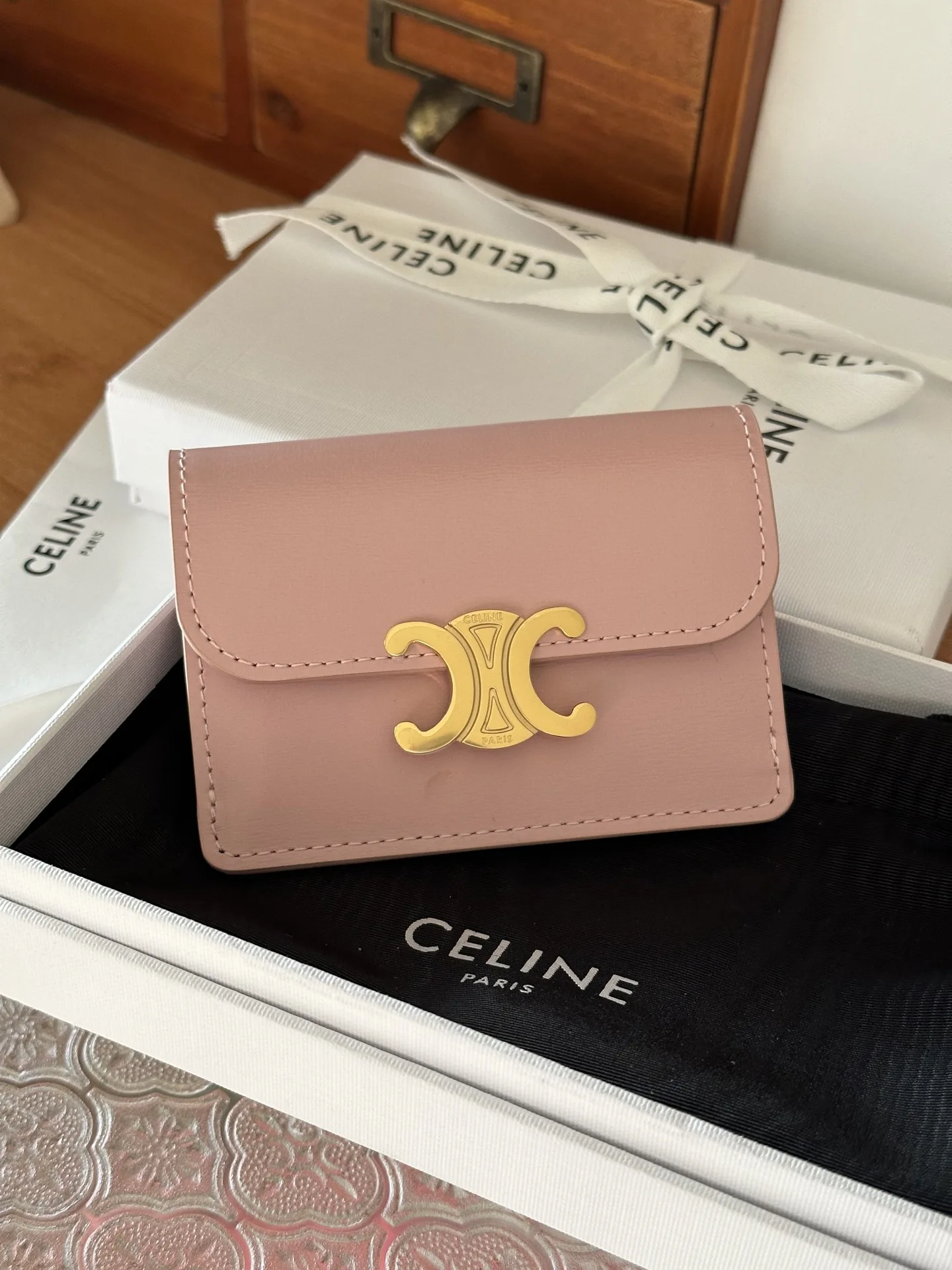 Celine 10i5834 TRIOMPHE Glossy Cowhide Leather Flap Card Holder - Detail view 1
