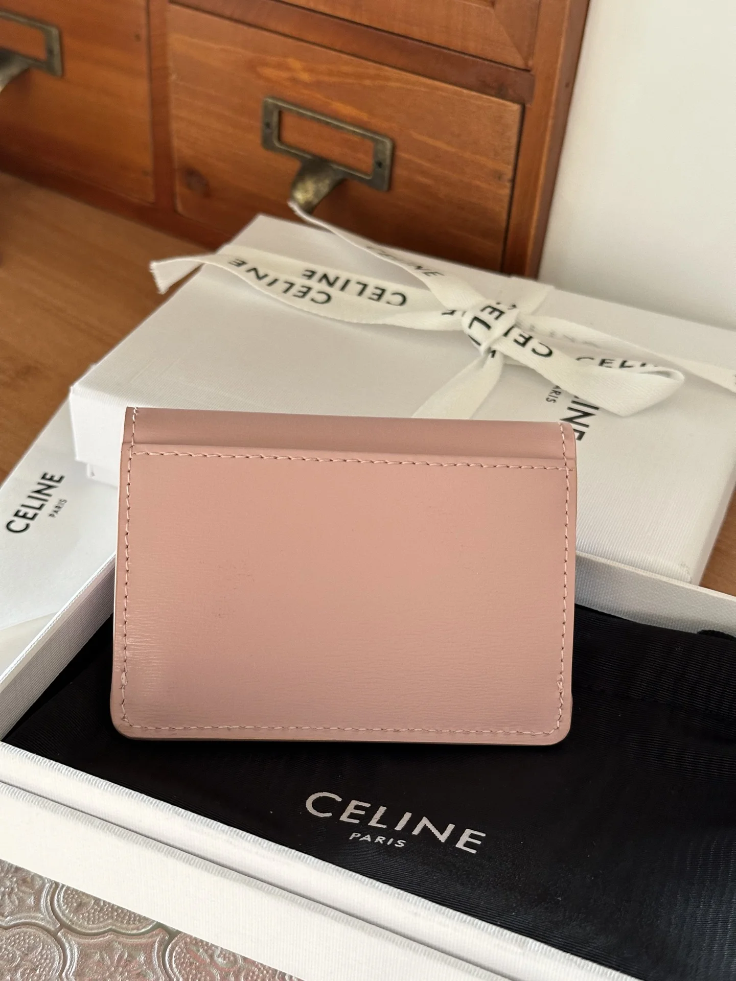 Celine 10i5834 TRIOMPHE Glossy Cowhide Leather Flap Card Holder - Detail view 2