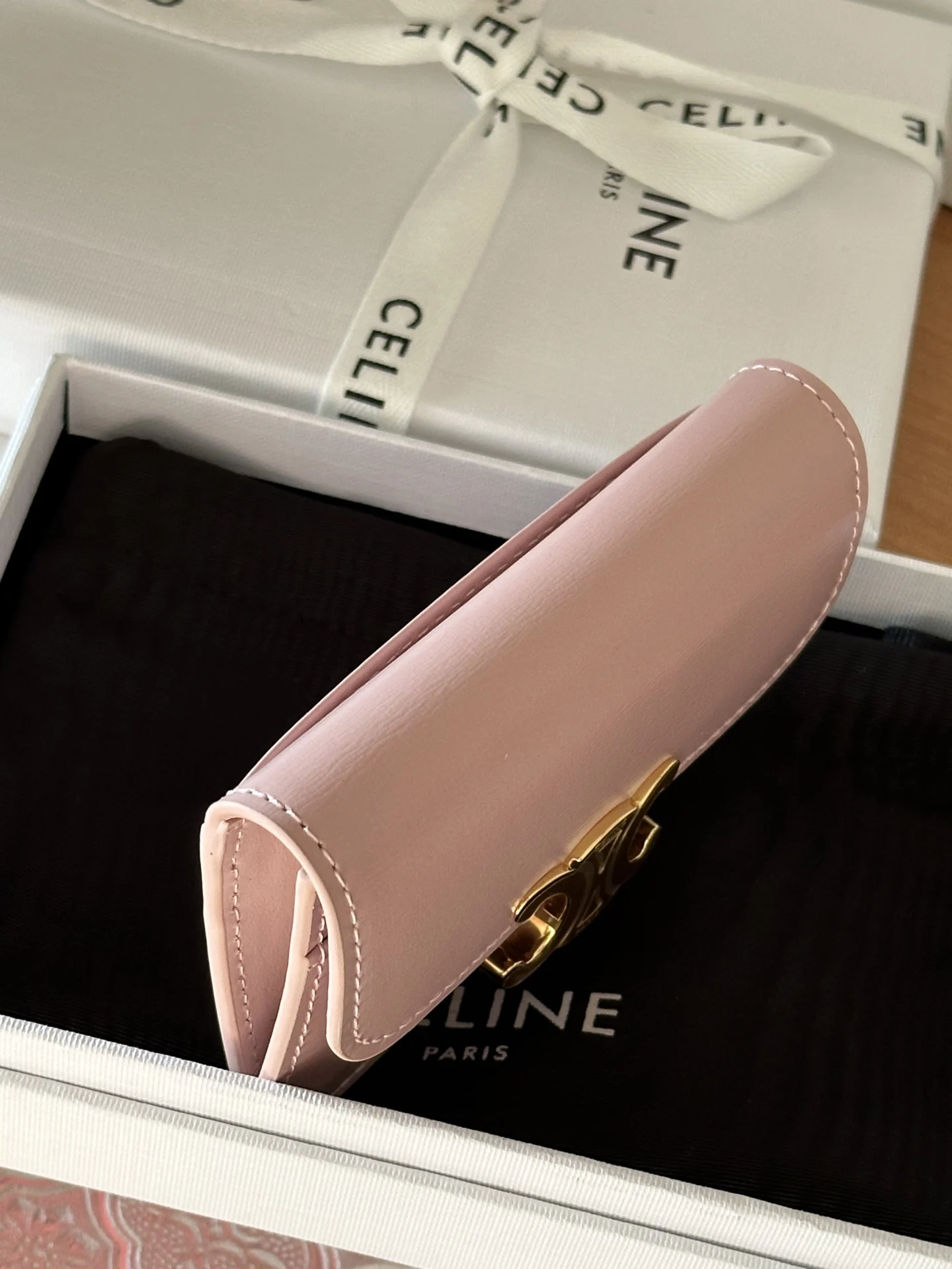 Celine 10i5834 TRIOMPHE Glossy Cowhide Leather Flap Card Holder - Detail view 3