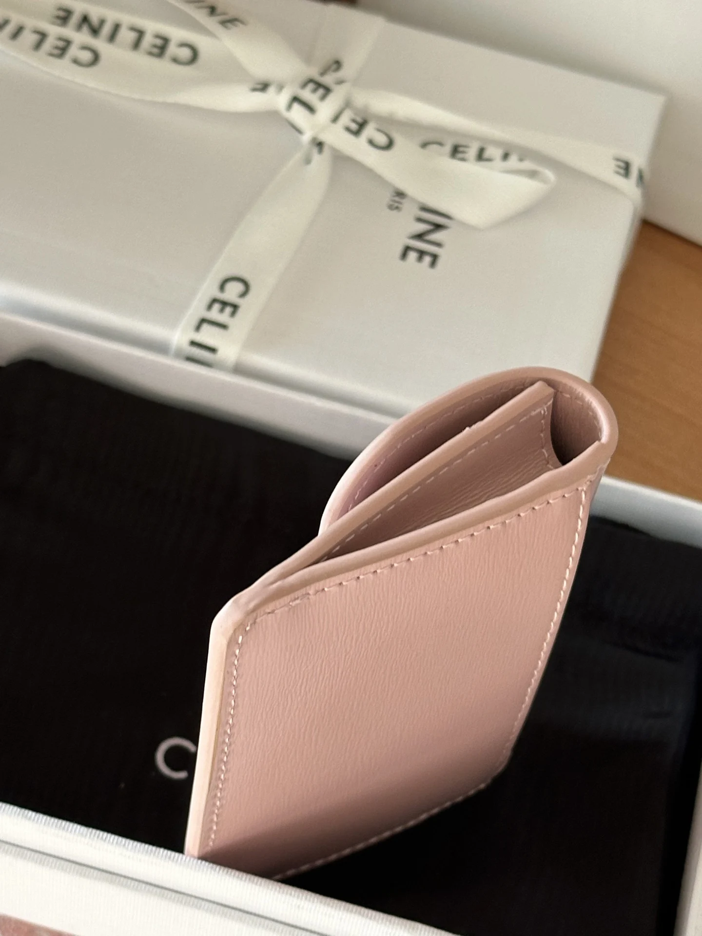 Celine 10i5834 TRIOMPHE Glossy Cowhide Leather Flap Card Holder - Detail view 4