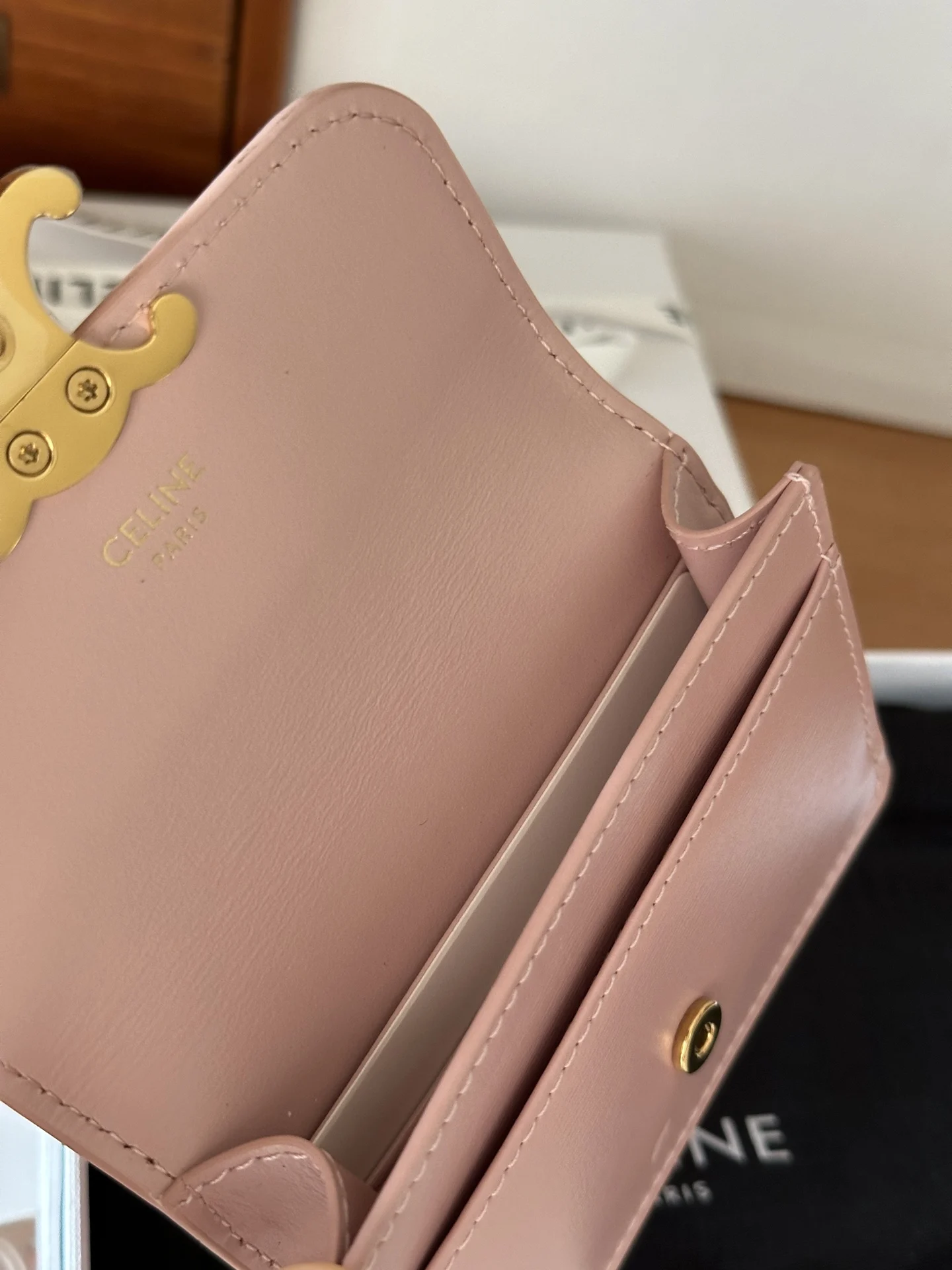 Celine 10i5834 TRIOMPHE Glossy Cowhide Leather Flap Card Holder - Detail view 5