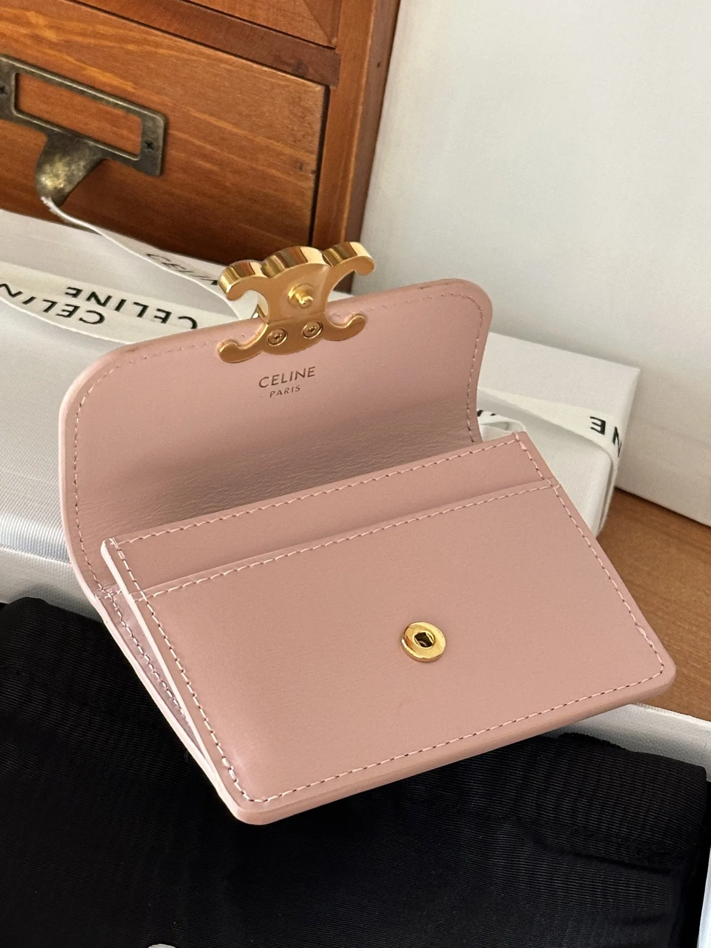 Celine 10i5834 TRIOMPHE Glossy Cowhide Leather Flap Card Holder - Detail view 6