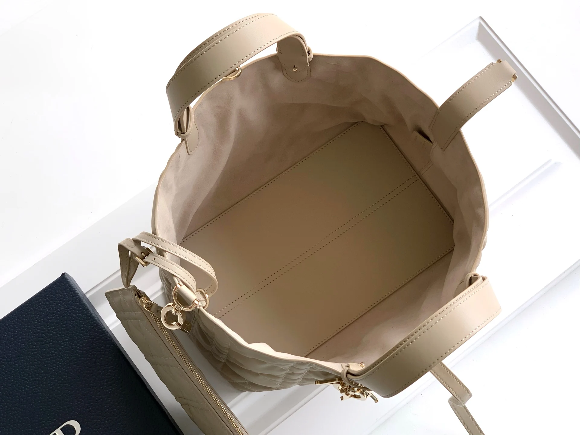 Dior Toujours handbag, medium, women s tote bag - Detail view 8